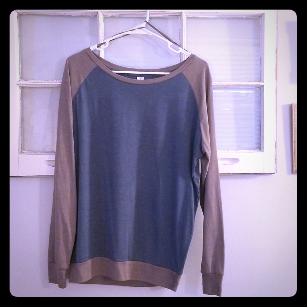 💕3 for $15💕 Raglan Tunic style long sleeve top.